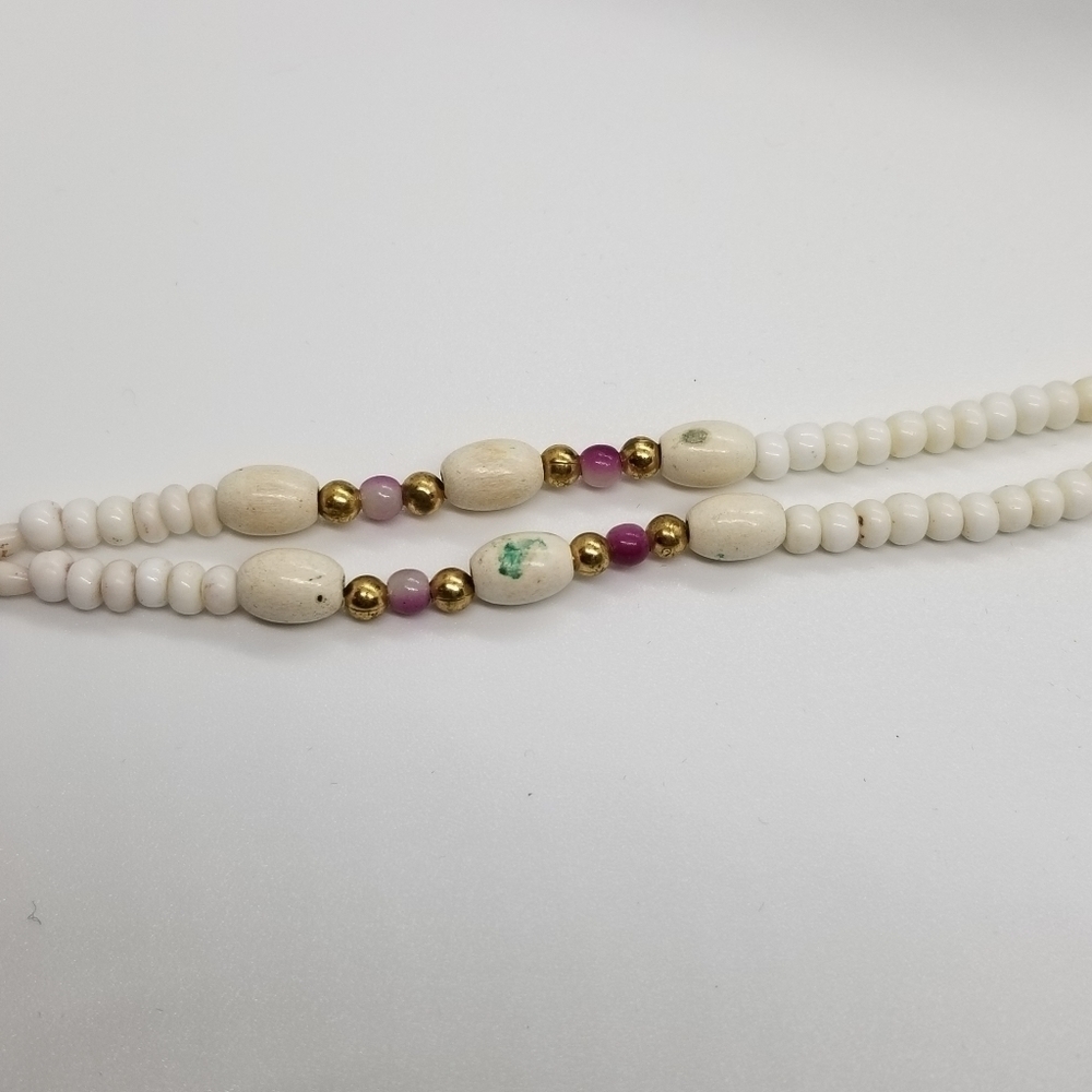 white beaded necklace with purple enamel heart artisan handmade - Picture 4 of 5
